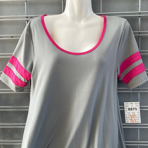 LulaRoe Gray with Raspberry Trim  Perfect T Top-0571 - Picture 3 of 11